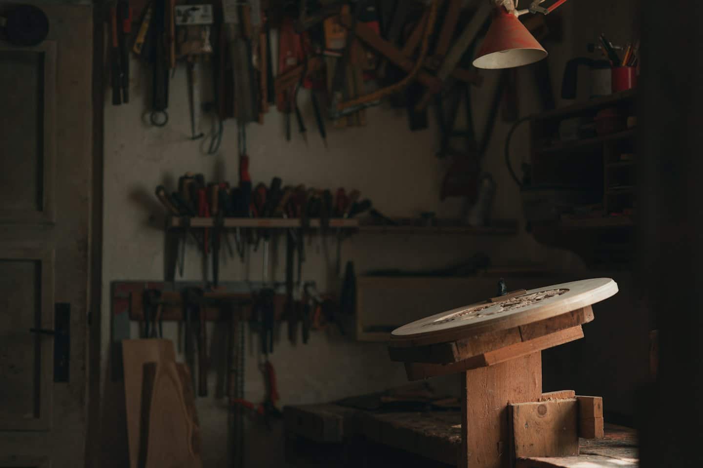 Handwerkerwerkbank mit Holzscheibe und Werkzeugen.