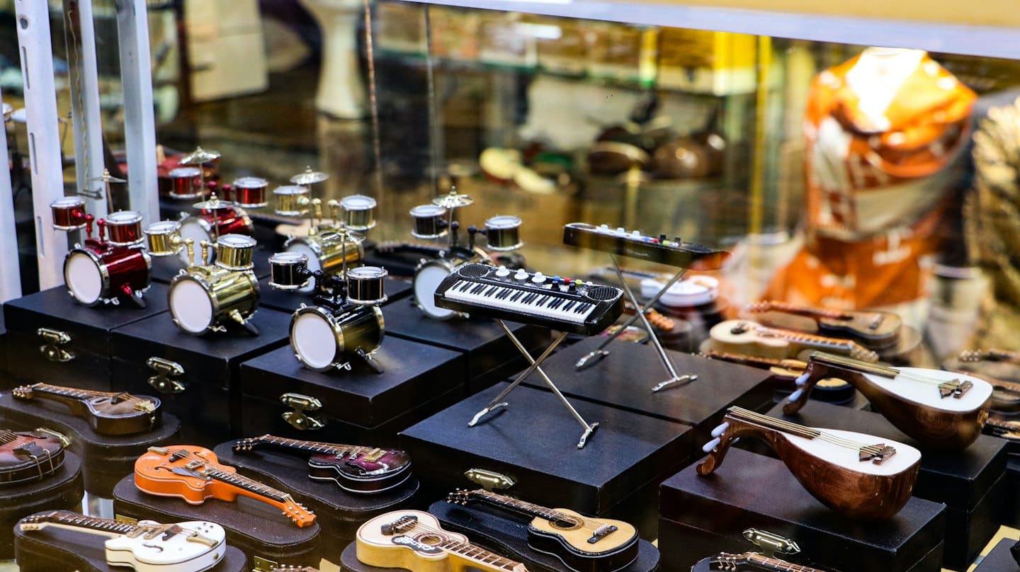 Eine Vitrine voller Miniatur-Musikinstrumente.